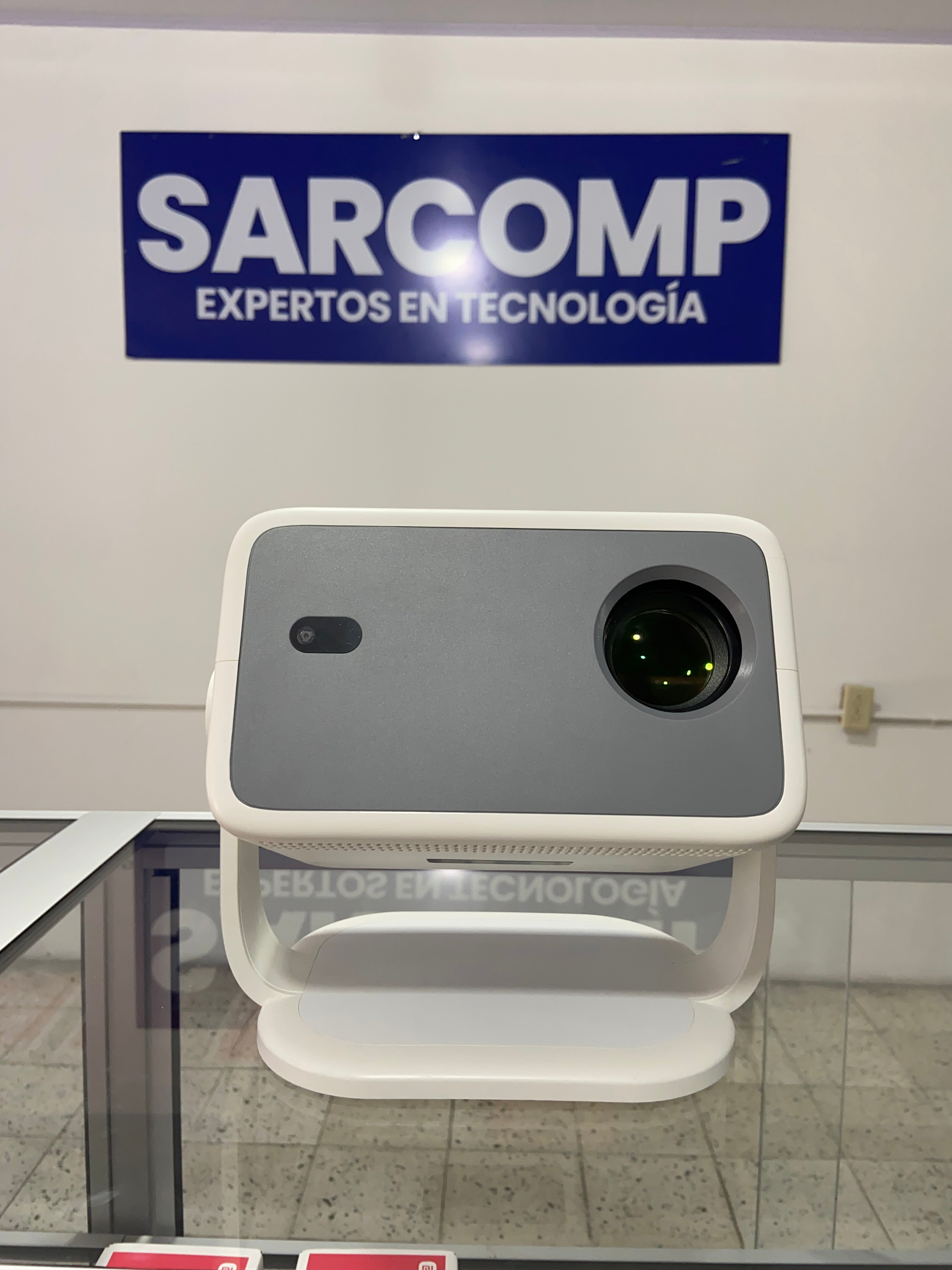 Proyector SMART L080/LED/FHD 1080p/Rotación de 360°.