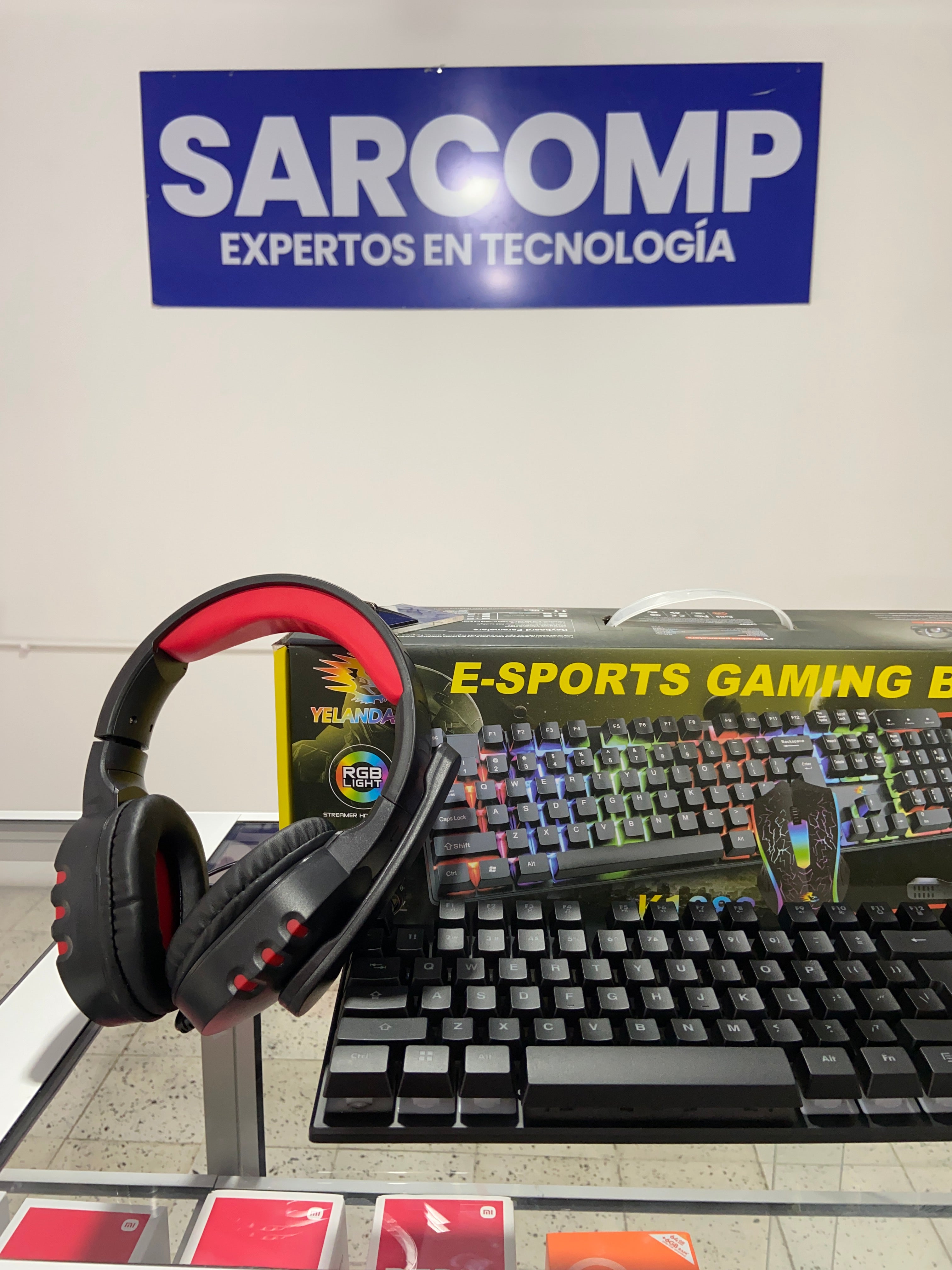 Game Punk|Paquete de 4 piezas para juegos de PC con teclado RGB, mouse LED para juegos, alfombrilla de mouse y auriculares iluminados con micrófono, accesorios ergonómicos para jugadores para PC, PS4, PS5 y Xbox.