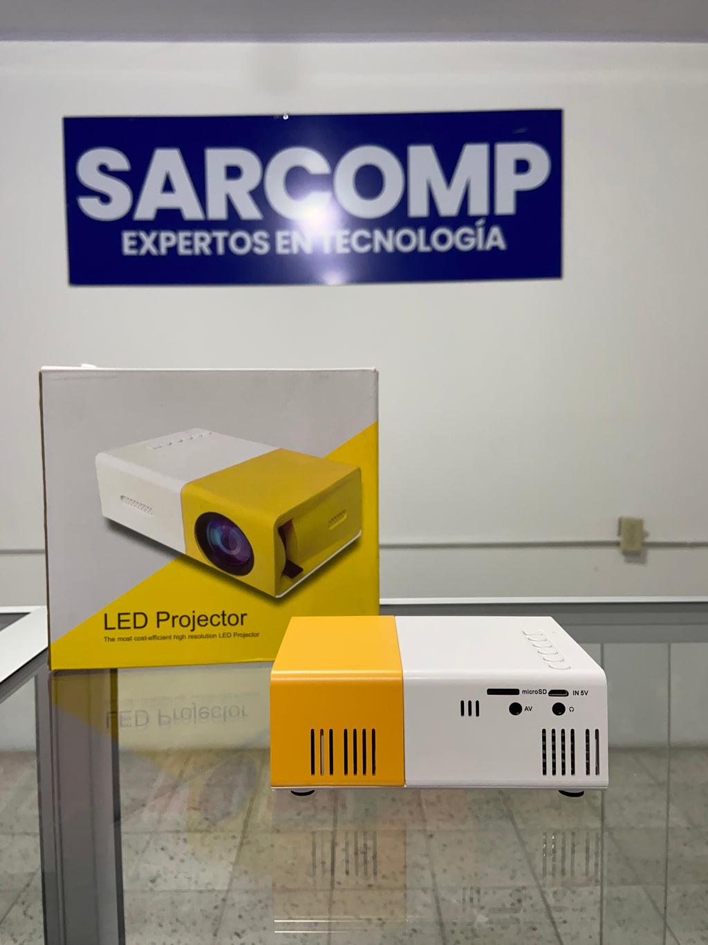 Proyector Portátil Multimedia/LED/1080P/Con Control Remoto.