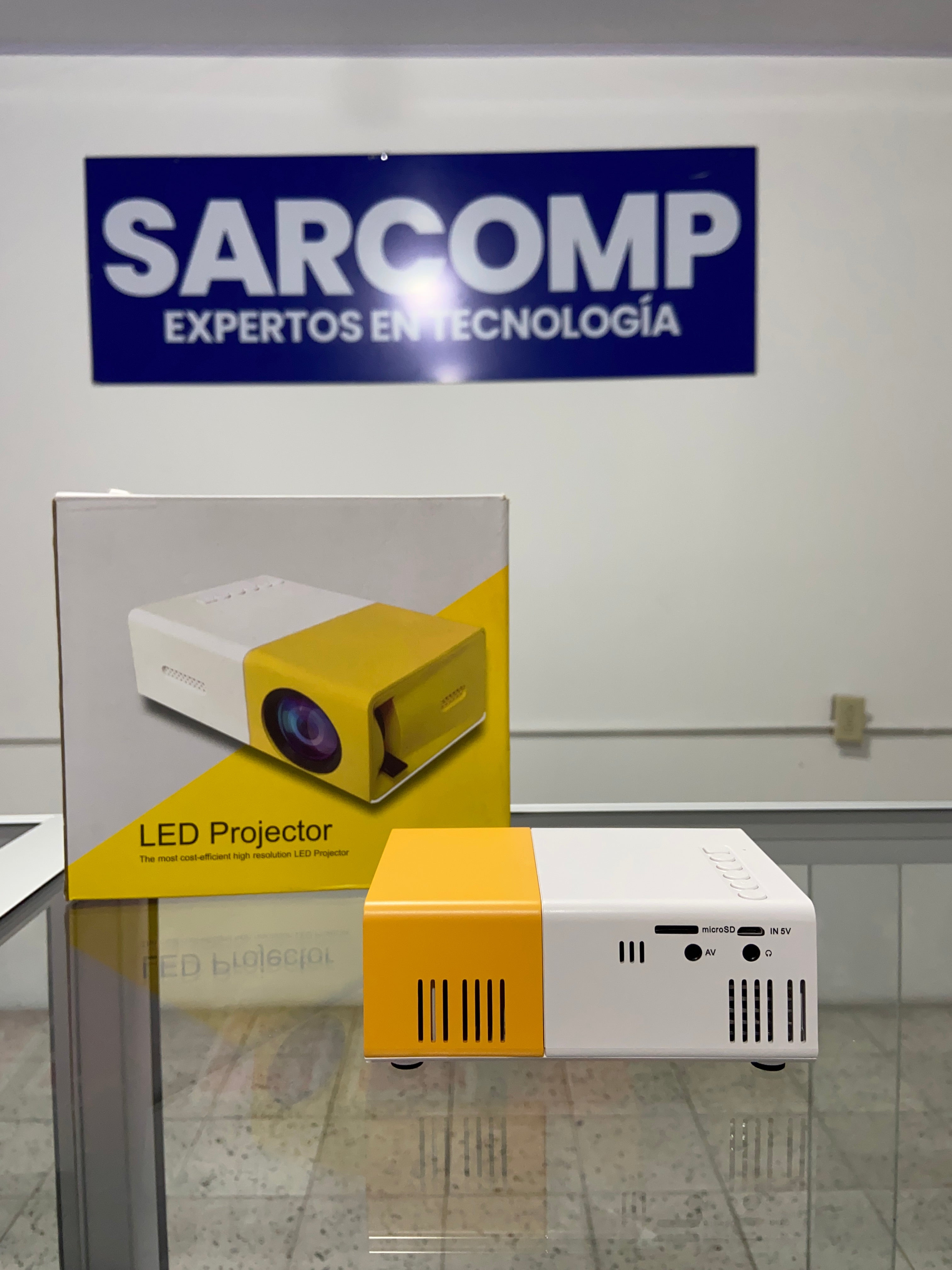 Proyector Portátil Multimedia/LED/1080P/Con Control Remoto.